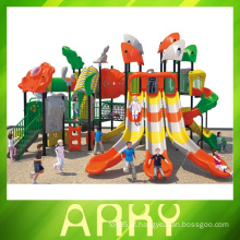 As crianças grandes novas ao ar livre playground